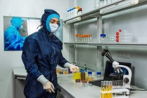 Cum poți deveni cercetător în domeniul microbiologiei?
